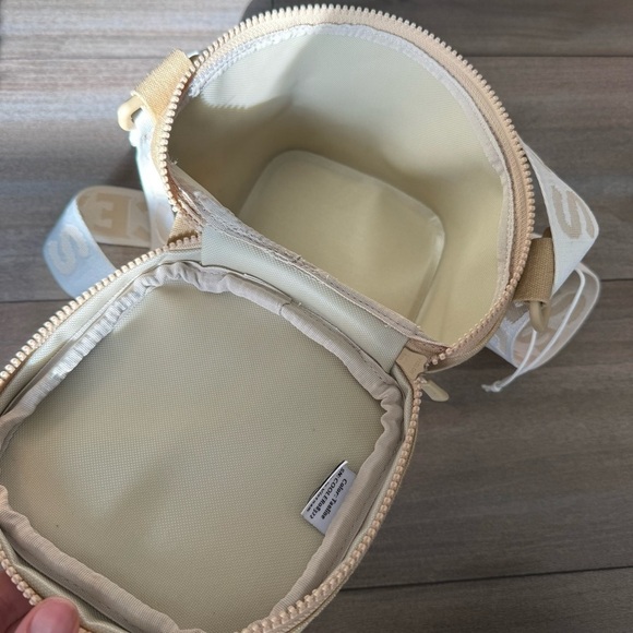 NWOT RECESS pickleball Rally cooler bag tan - Picture 3 of 5